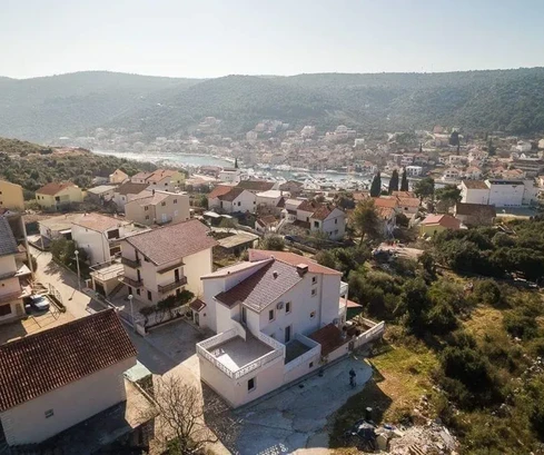 <p>Marina, près du centre, maison de 411 m2 avec 3 grands appartements et un garage</p>