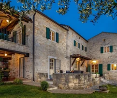 Rusztikus kőház medencével, Isztria, Tinjan