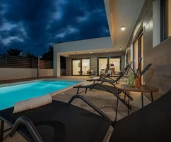 Svetvinčenat, Juršići: Kortárs, egyszintes villa medencével