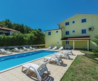 Istria, Poreč, casa de apartamentos con piscina y gran jardín en venta