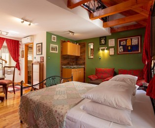 Šarmantna kamena kuća s apartmanima u staroj gradskoj jezgri Splita