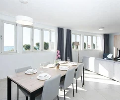 Istrie, Umag, zařízený penthouse, velká terasa, výhled na moře