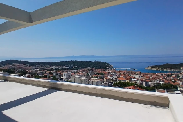 Attico in vendita con piscina e vista mare in Croazia