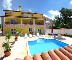 Istria, nei pressi di Višnjan, casa di appartamenti di 500 m² con piscina e 4 unità abitative