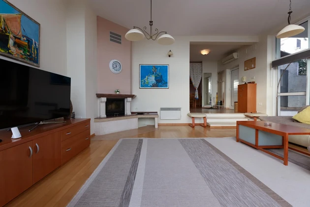 Opatija, centrum, mezonetový byt s rozlohou 147 m², záhradou a výhľadom na more