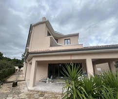 Pakoštanén fúrt kúttal és terasszal rendelkező apartman eladó Horvátországban