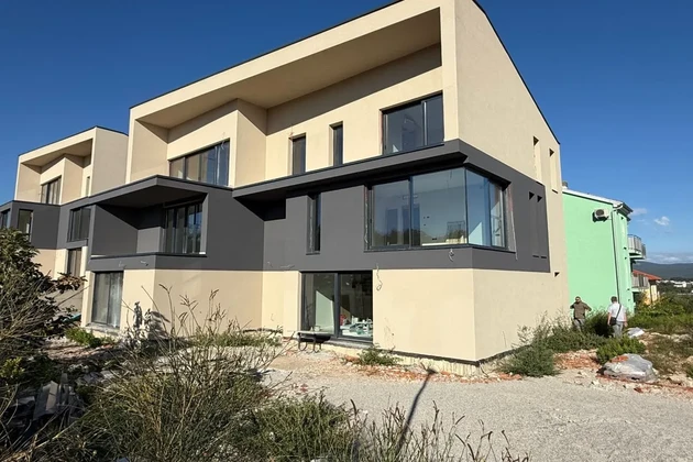 EXKLUZÍVNY APARTMÁN NA ATRAKTÍVNOM MIESTE, 500 M OD MORA!