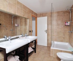 Urokliwy kamienny dom w pobliżu morza na wyspie Brač na sprzedaż