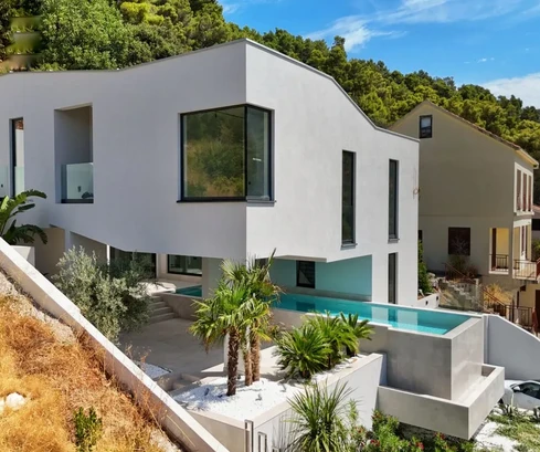 UNIKÁTNÍ DESIGNOVÁ VILA S INFINITY BAZÉNEM A VÝHLEDEM NA MOŘE!