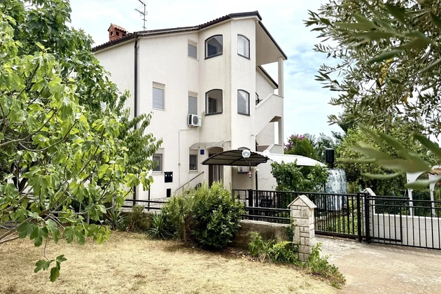Medulin - House with three apartments and sea view