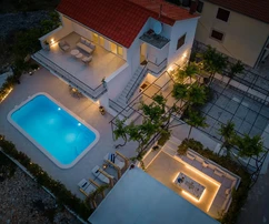 Rogoznica, casa bellamente diseñada con piscina y jardín cerca del mar