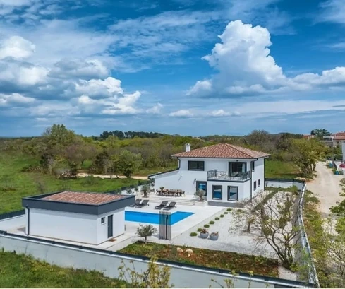 Istria, Krnica, hermosa villa moderna de 135 m² en una parcela grande y acondicionada
