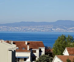 Apartamento de dos niveles con piscina en venta en Malinska, Croacia