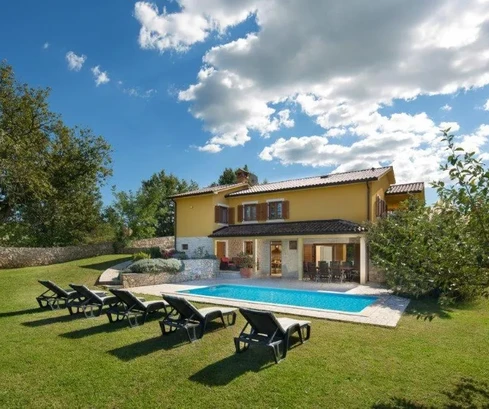 Istrien, Labin: Stilvolles Haus mit Pool im Grünen