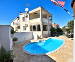 Vodice - casa con tres apartamentos, piscina, vista al mar