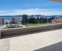 Seget D., appartement de 3 chambres, 96 m2, immeuble neuf, 1er étage, vue sur la mer