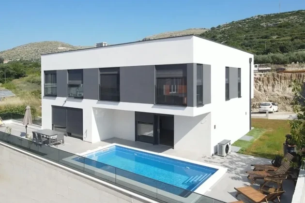 Trogir, villa de luxe de 340 m2 avec piscine, garage et jardin paysager