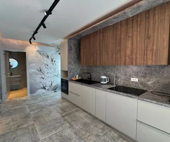 EXKLUZIVNÍ APARTMÁN S VÝHLEDEM NA MOŘE A STŘEŠNÍ TERASOU S BAZÉNEM!