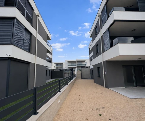 Pag, Šimuni, dvoupokojový apartmán se zahradou 120 m od moře