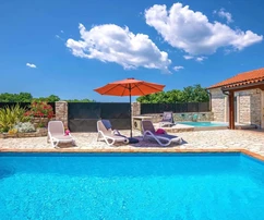 Dvougenerační dům s bazénem na prodej v okolí Tinjanu v Chorvatsku