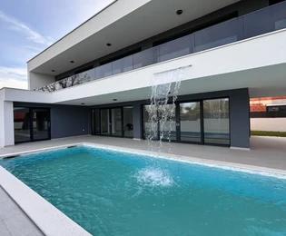 NOVÁ MODERNÁ VILA S BAZÉNOM A ZÁHRADOU, 1000 M OD MORA!