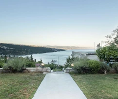 Opatija, Volosko, tři byty o celkové ploše 139 m² s panoramatickým výhledem na moře a prostornou zahradou.