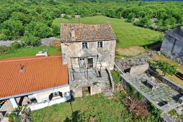 OLD STONE HOUSE WITH GARDEN, IN QUIET LOCATION!