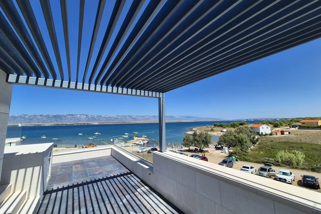Villa vicino al mare con piscina al piano terra e terrazza sul tetto