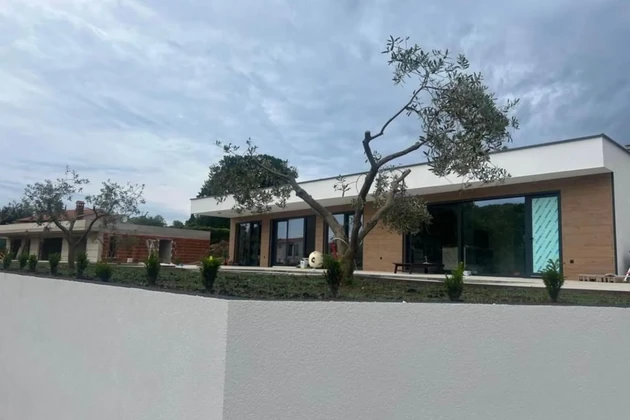 Moderna casa a un piano con piscina in vendita a Labin in Croazia