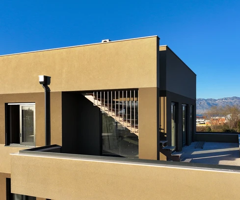 Penthouse avec terrasse sur le toit et vue sur la mer