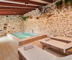 Istrie, Gračišće, villa rustique en pierre avec piscine intérieure et extérieure, sauna et parking