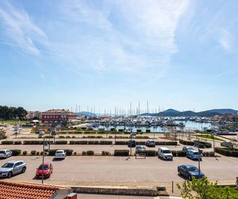 Casa familiar en venta en el corazón de Tribunj, Croacia