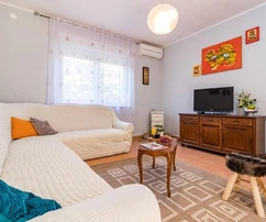 Casa indipendente con annesso edificio in vendita a Medolino in Croazia