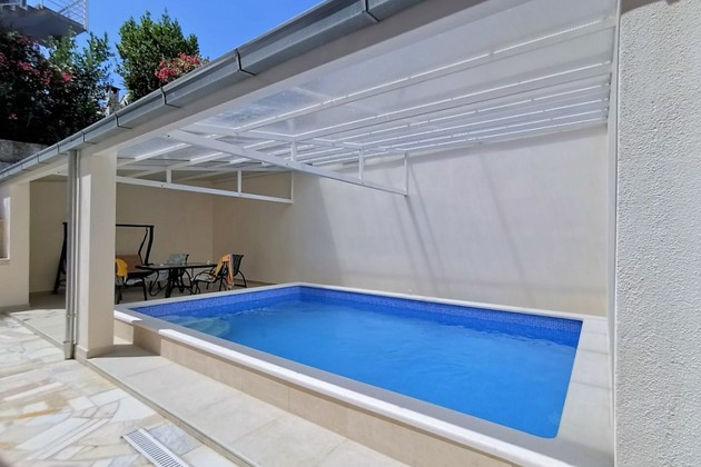Villa Familiale Ciovo avec Piscine et Garage Près de la Plage