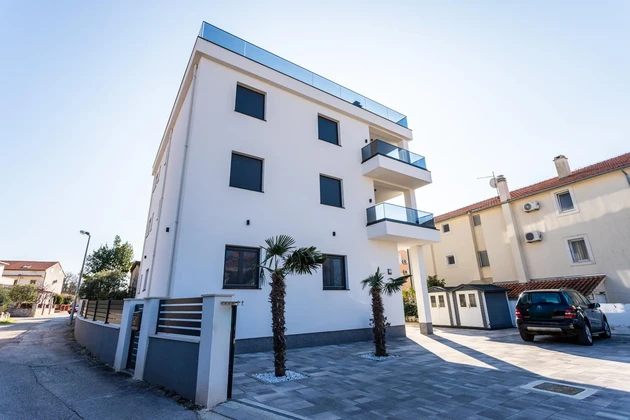 Apartmanokkal rendelkező ház eladó Vodicében Horvátországban