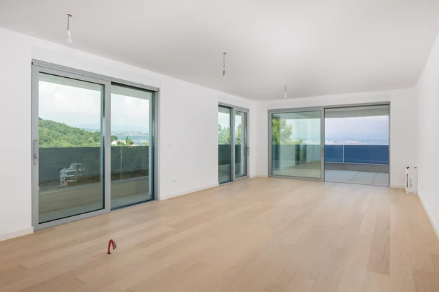 Apartamento de tres dormitorios en venta en Opatija con vistas panorámicas en Croacia