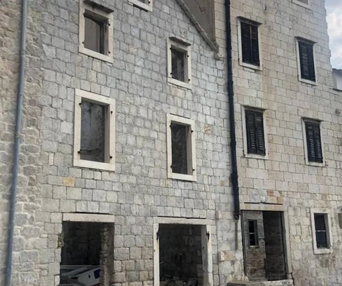 Kőház eladó közvetlenül a Komiža-i tengerparton Horvátországban