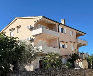 APPARTEMENT MEUBLÉ AVEC PISCINE ET JARDIN, DANS UN ENDROIT CALME !