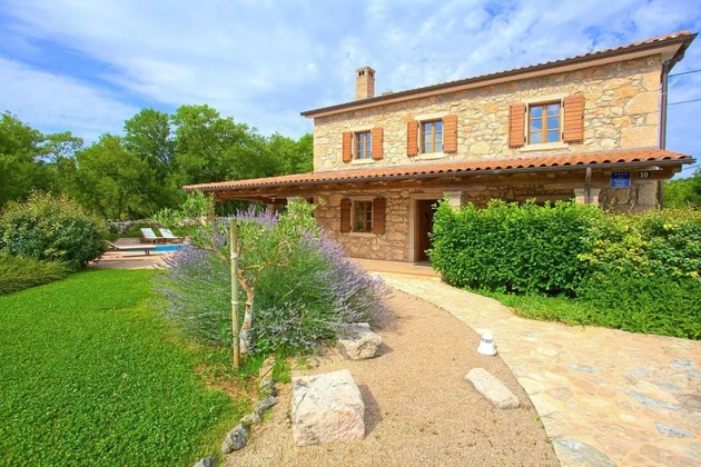 AUTHENTIC STONE VILLA WITH POOL AND BUILDING PLOT, IN QUIET LOCATION!