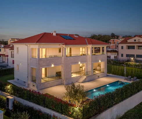 Exclusive: Luxurious villa with panoramic sea and city view, close to the center