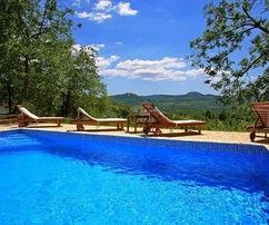 Dwa istryjskie kamienne domy z widokiem na okoliczne wzgórza, Oprtalj, Istria