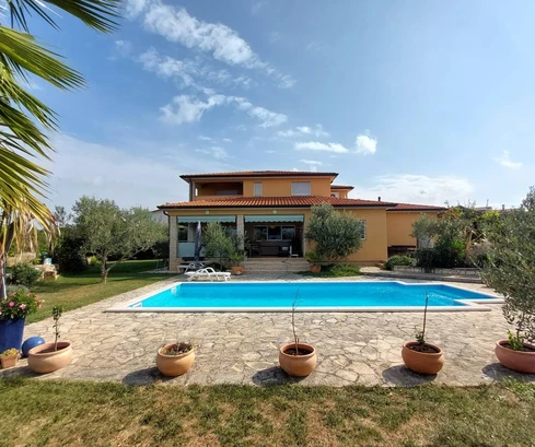 Spacious home with a pool for sale in Vodnjan in Croatia