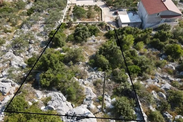 Marina, terrain constructible de 461 m2, à 300 m de la mer et de la plage