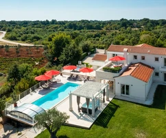 Istria, Svetvinčenat: Priestranná vila s bazénom a výhľadom