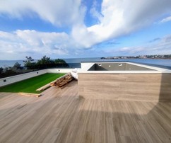 Két hálószobás penthouse eladó közvetlenül a tengerparton Privlakán Horvátországban