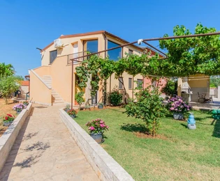 Villa in Valdebek mit separaten Wohnungen zu verkaufen in Kroatien