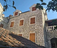 Kőház Supetar központjában, Brač szigetén