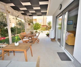 Vodice – apartamento amueblado de tres habitaciones con jardín, a 500 m de la playa