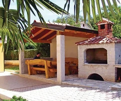 Luksusowa willa apartamentowa na sprzedaż w okolicach Poreča w Chorwacji