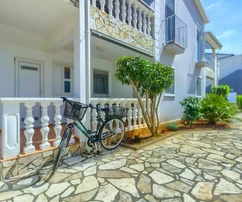 Vir - Atrakcyjny dom apartamentowy z 4 jednostkami mieszkalnymi, zaledwie 150 m od plaży